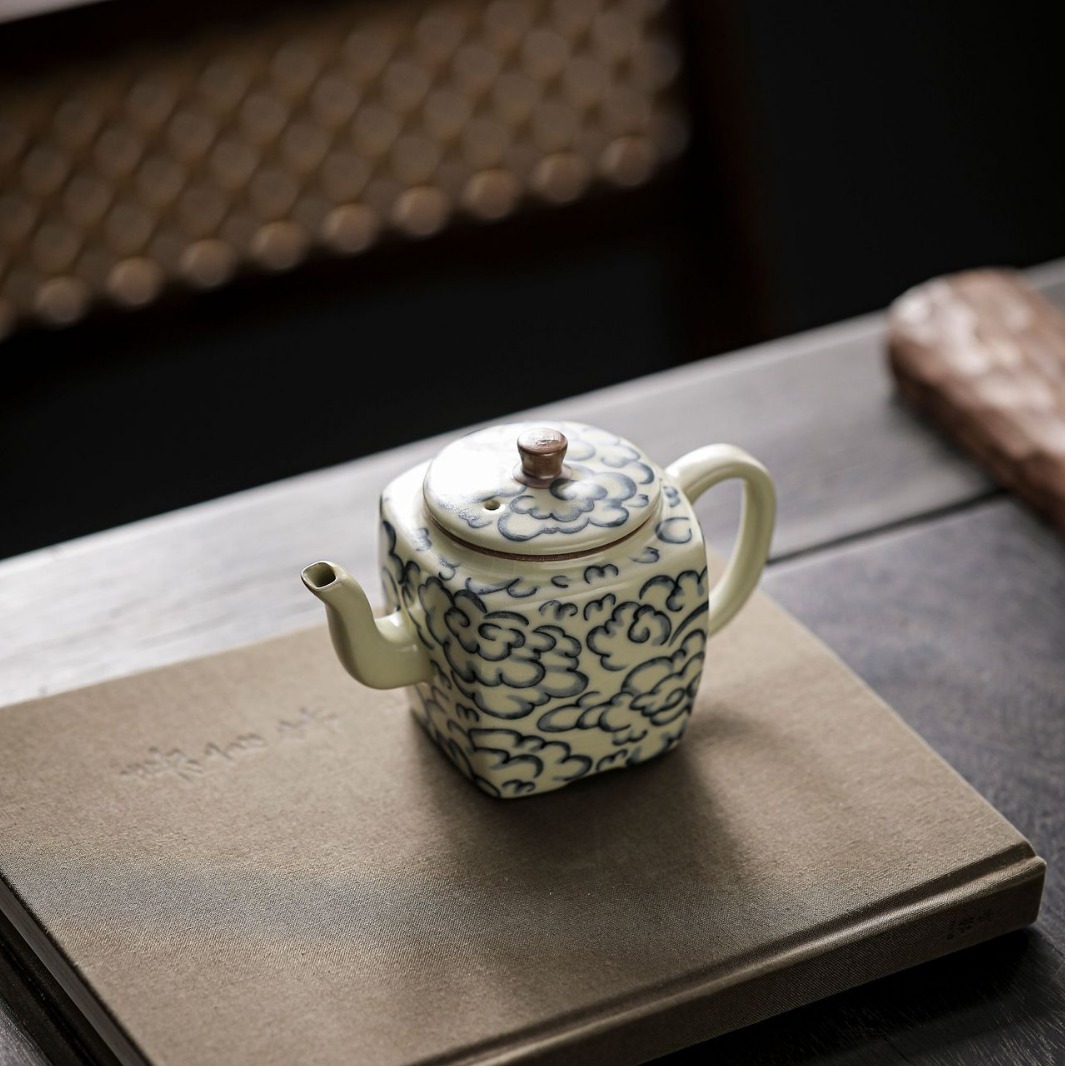 汝窯祥雲四方青花茶壺