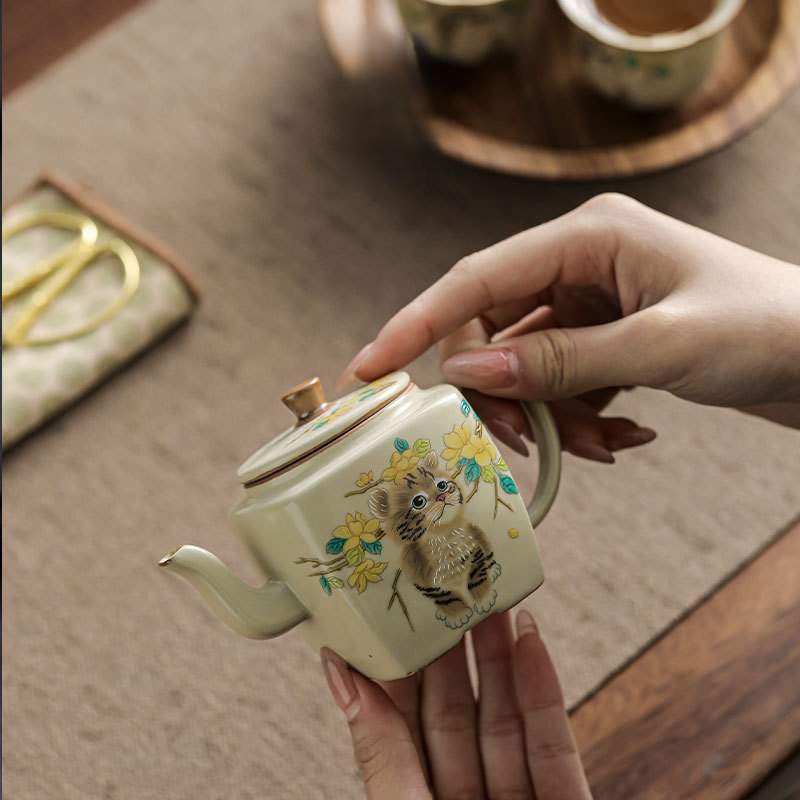 仿宋汝窯米黃萌貓四方壺