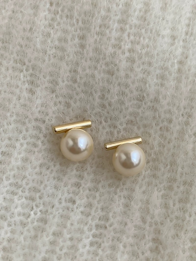 Ada Pearl Ear Studs-The Black Bow-