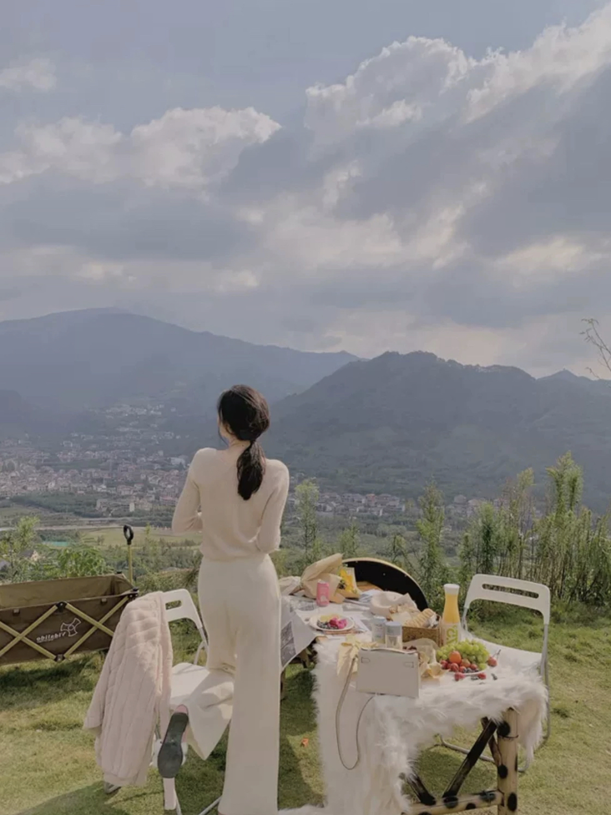 Juliana Curved V Long Sleeves Knit Top-The Black Bow-