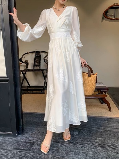 Zhou Min Graceful Embroided Oriental Dress-The Black Bow-