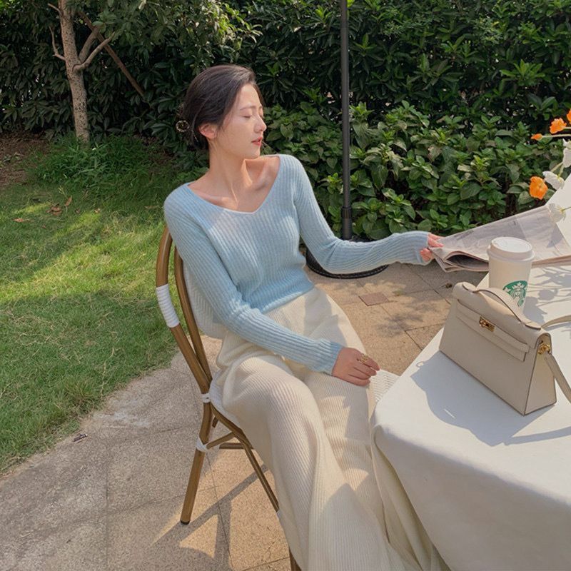 Juliana Curved V Long Sleeves Knit Top-The Black Bow-