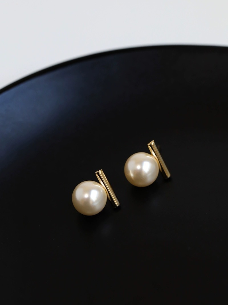 Ada Pearl Ear Studs-The Black Bow-
