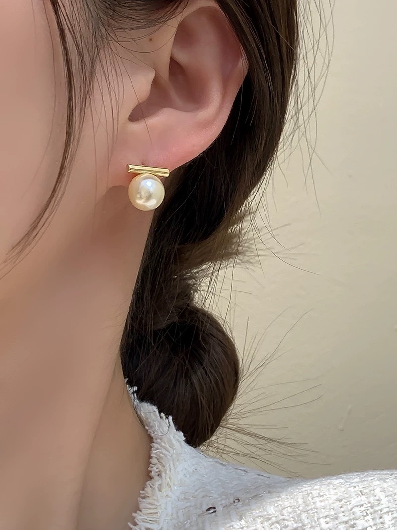 Ada Pearl Ear Studs-The Black Bow-