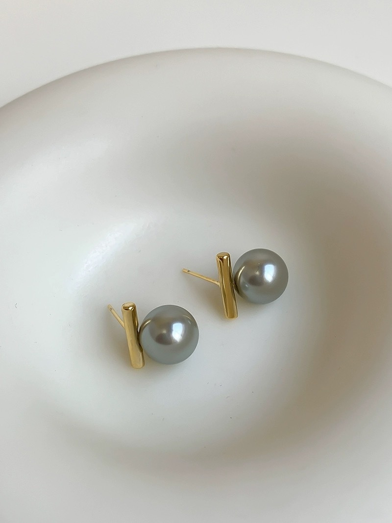 Ada Pearl Ear Studs-The Black Bow-