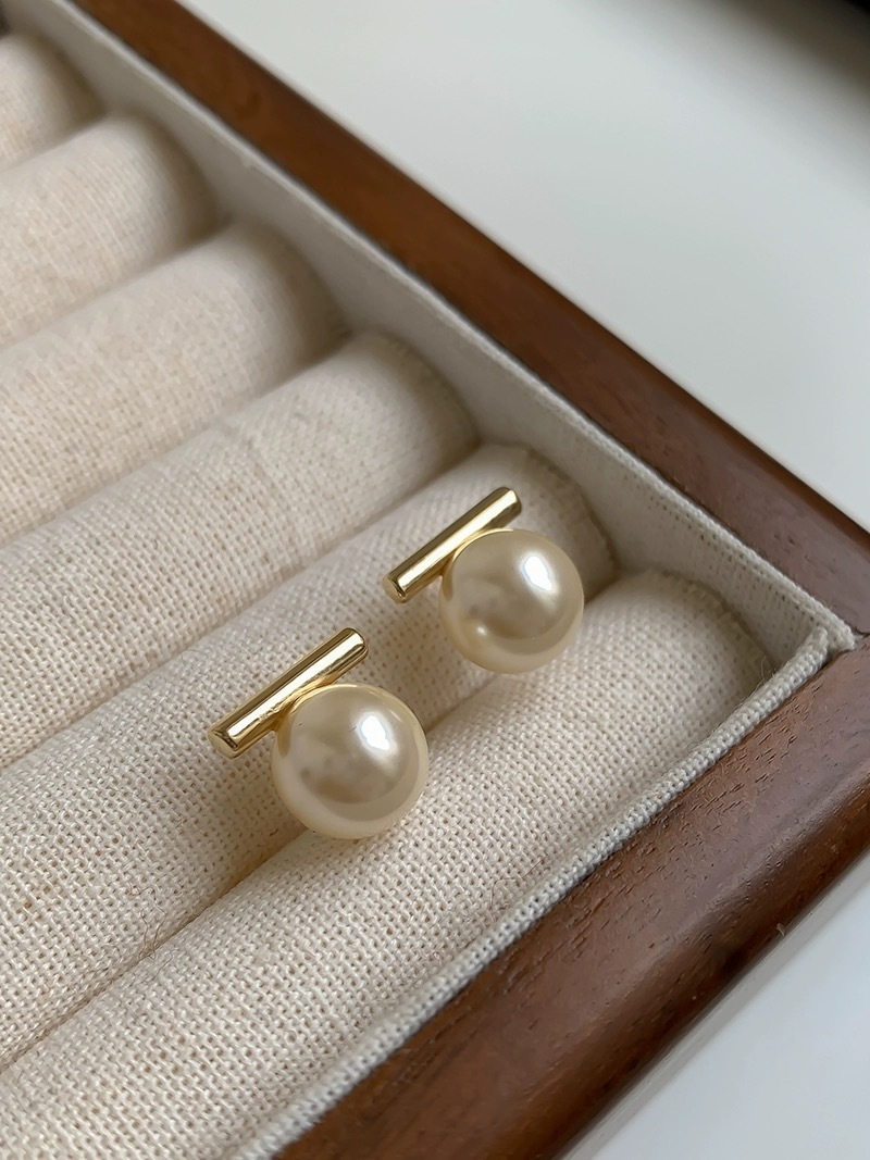Ada Pearl Ear Studs-The Black Bow-