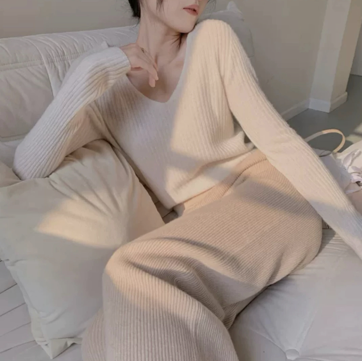 Juliana Curved V Long Sleeves Knit Top-The Black Bow-