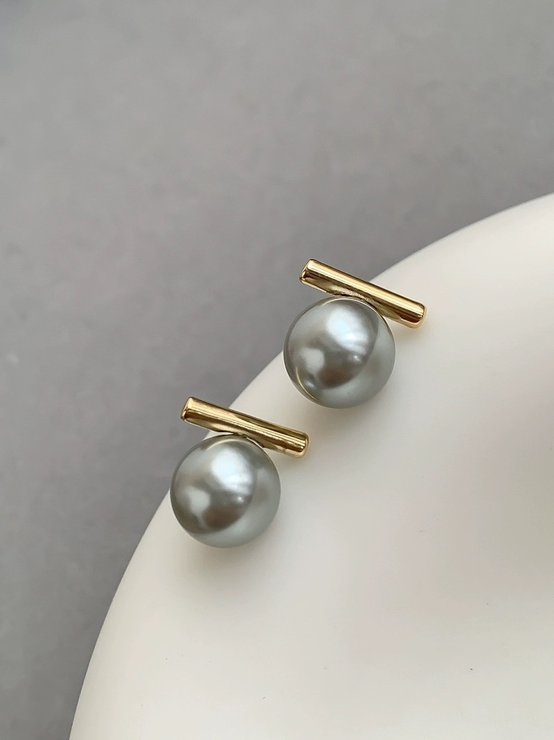 Ada Pearl Ear Studs-The Black Bow-