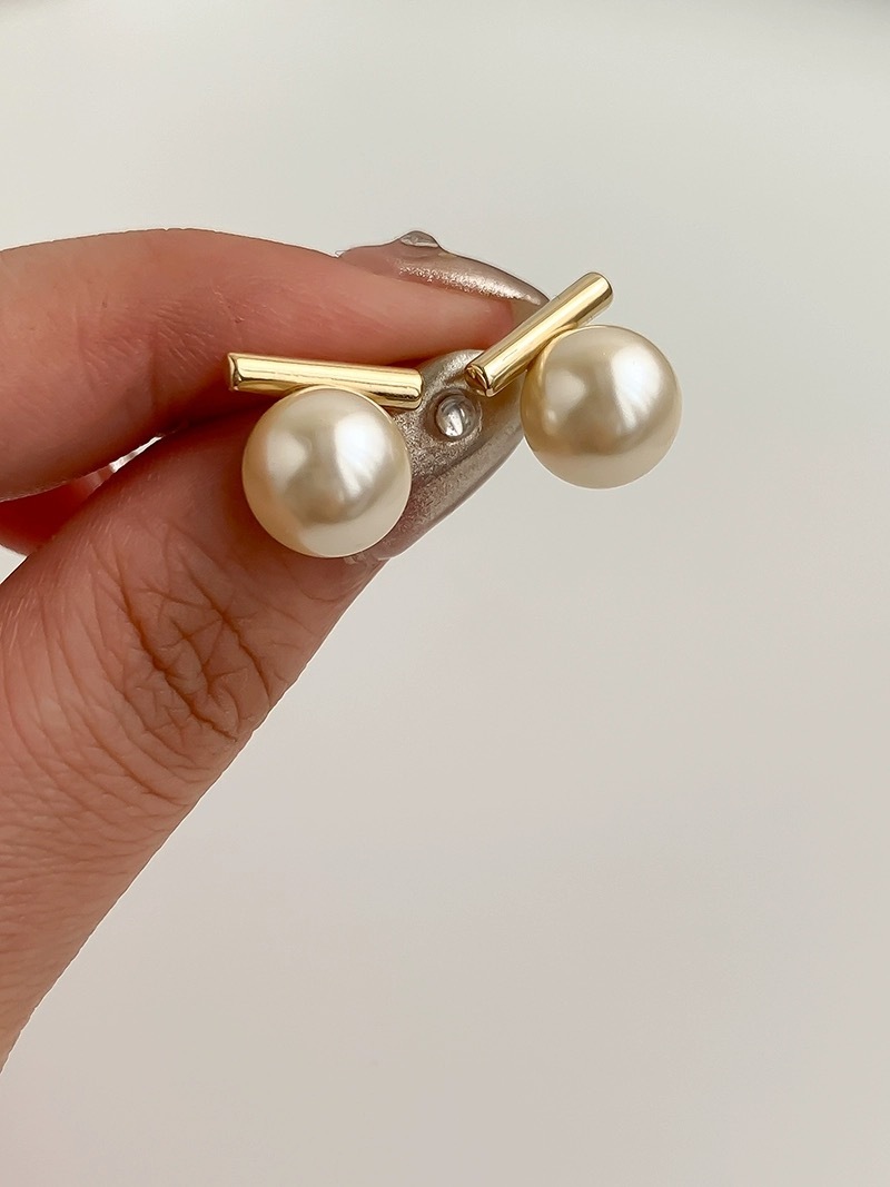 Ada Pearl Ear Studs-The Black Bow-