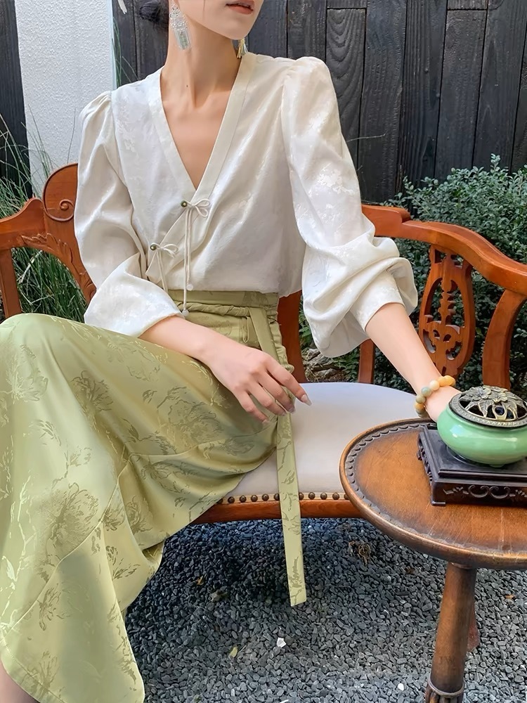 Zhou Liang V-Neck Pankou Oriental Top-The Black Bow-