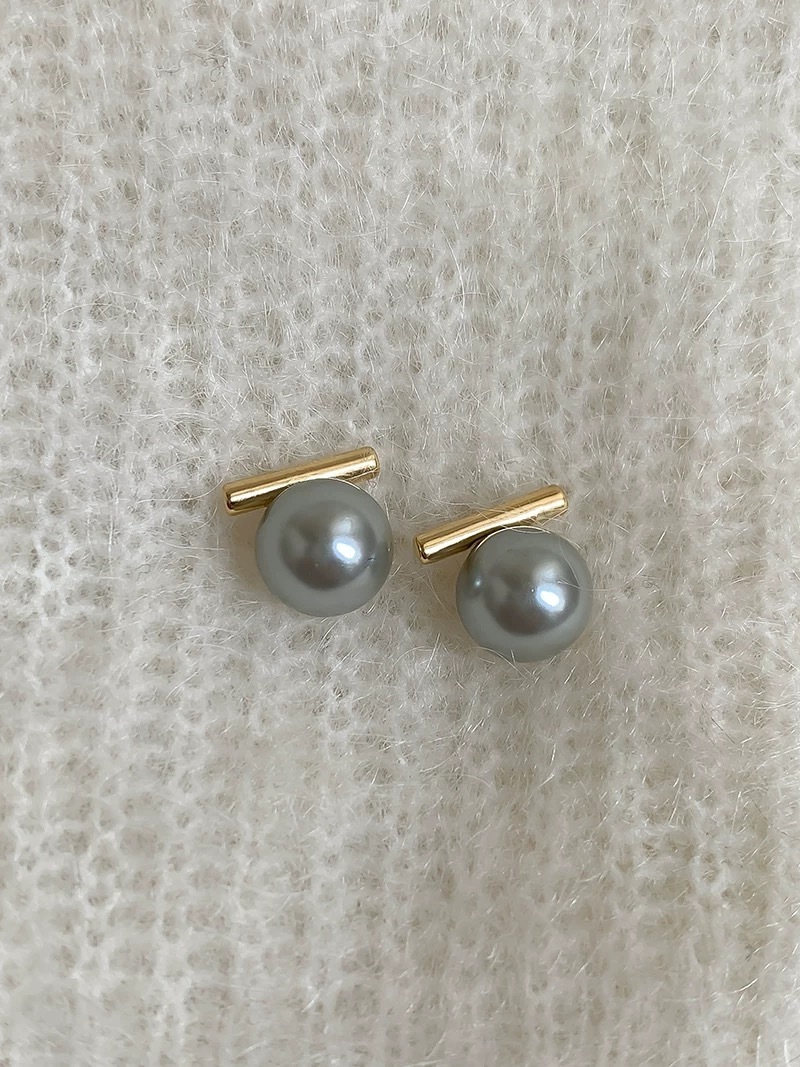 Ada Pearl Ear Studs-The Black Bow-