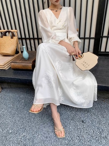 Zhou Min Graceful Embroided Oriental Dress-The Black Bow-