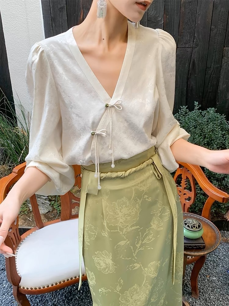 Zhou Liang V-Neck Pankou Oriental Top-The Black Bow-
