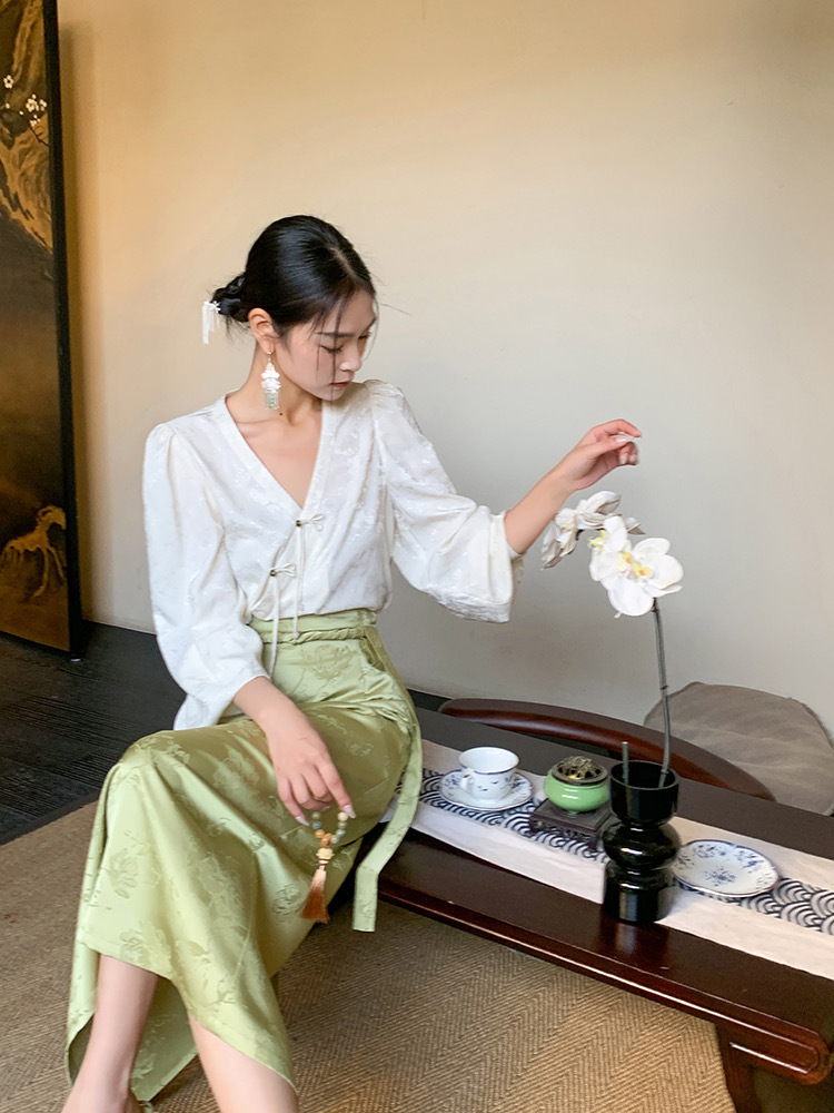 Zhou Liang V-Neck Pankou Oriental Top-The Black Bow-