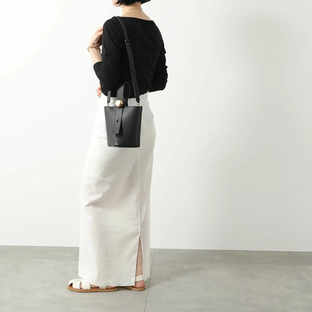 【2024年春夏新作】 LOEWE ロエベ ハンドバッグ PEBBLE BUCKET MINI ペブル バケット ミニ AANBBBMX01 レディース レザー ショルダーバッグ 鞄 カラー2色