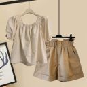 米白色上衣+卡其色短褲/兩件套