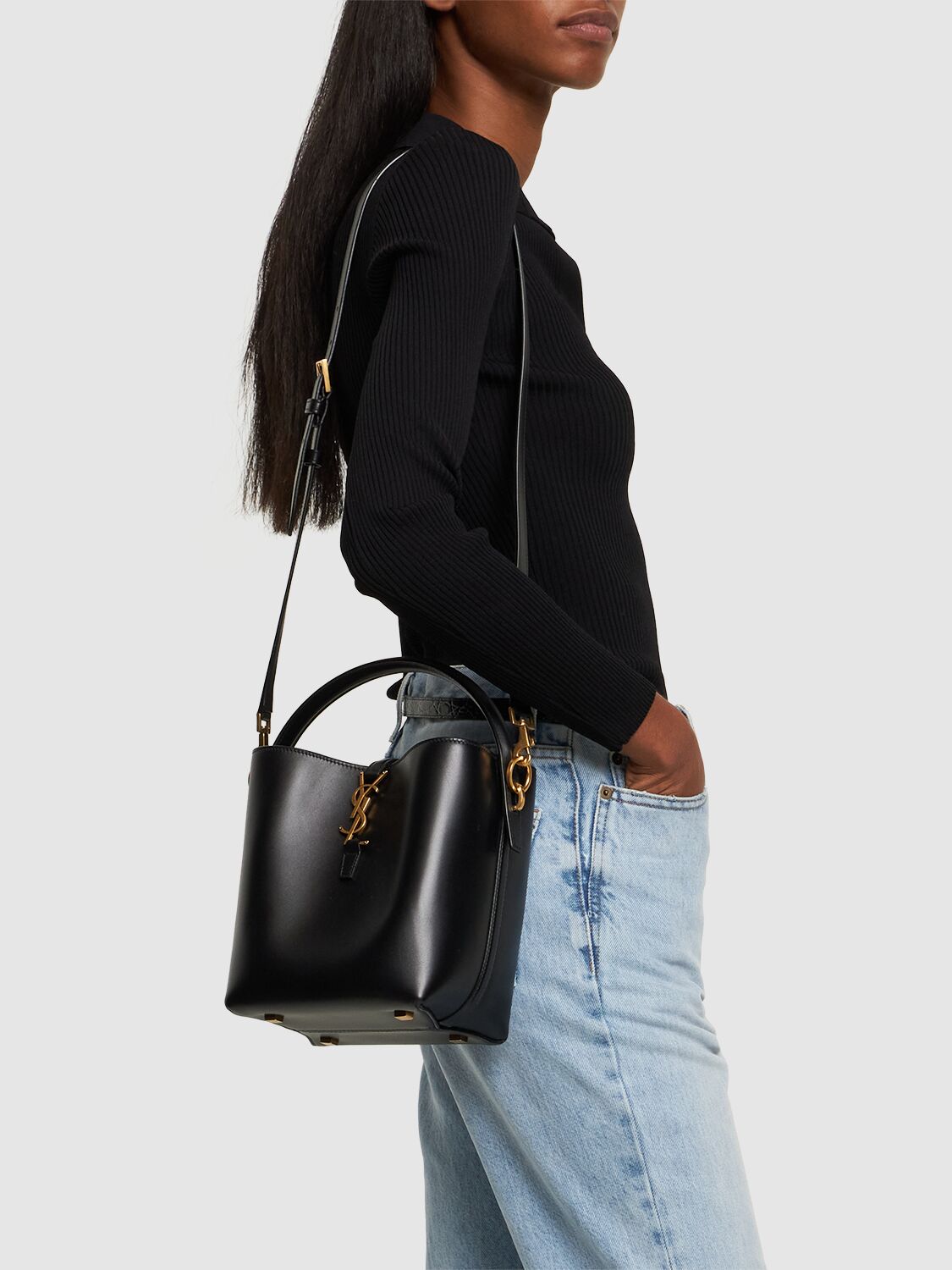 Saint Laurent: Small Le 37 シャイニーレザーバケットバッグ - ブラック - women_1 | Luisa Via Roma