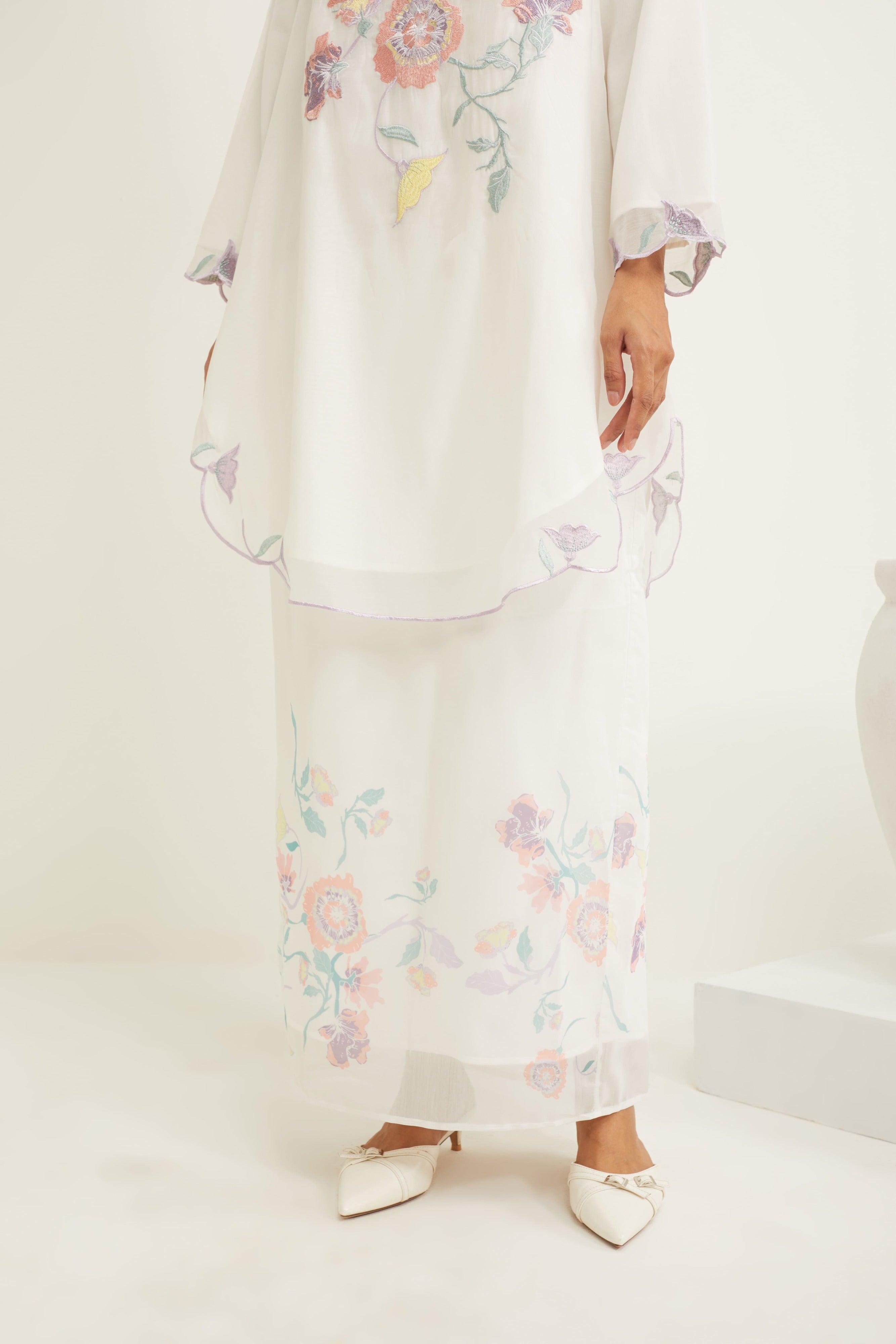 Aisha Multi-colour White Embroidered Kurung
