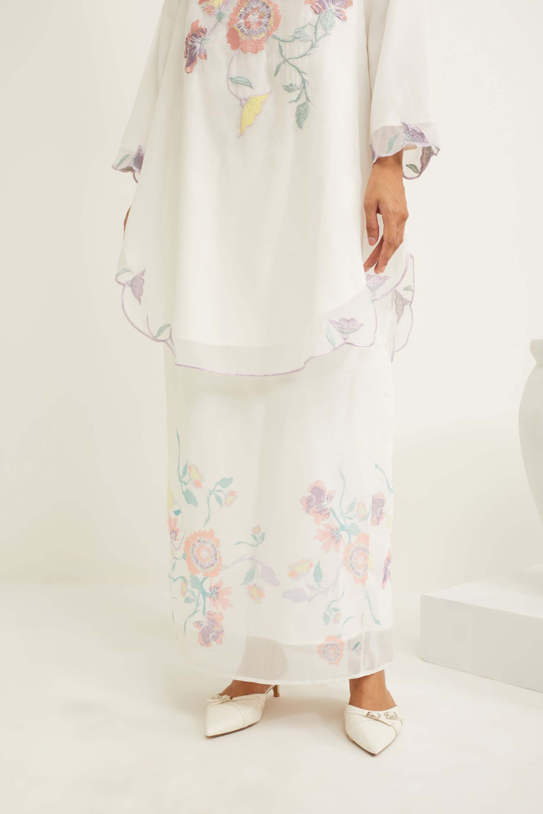 Aisha Multi-colour White Embroidered Kurung