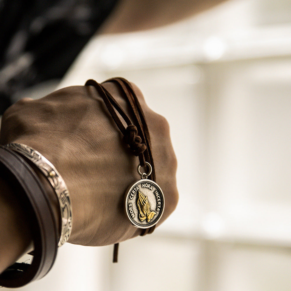 小眾復古懷舊祈禱之手項鍊男士頸脖掛件飾品個性麂皮吊墜