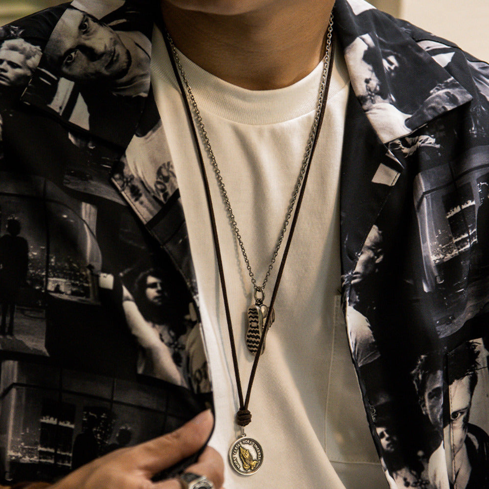 小眾復古懷舊祈禱之手項鍊男士頸脖掛件飾品個性麂皮吊墜