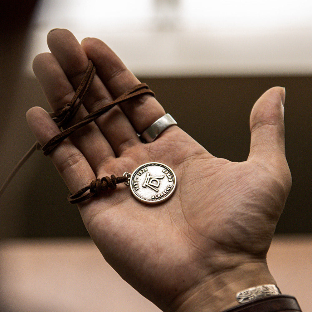 小眾復古懷舊祈禱之手項鍊男士頸脖掛件飾品個性麂皮吊墜