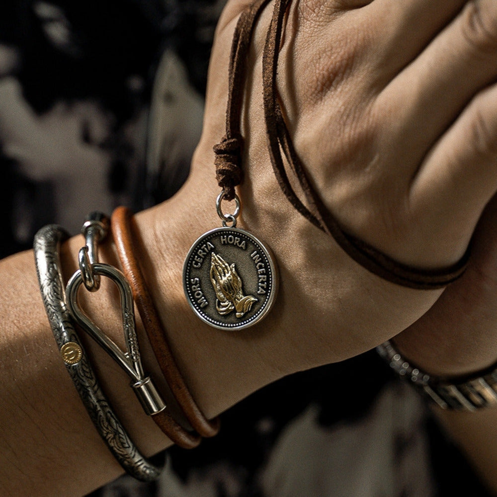 小眾復古懷舊祈禱之手項鍊男士頸脖掛件飾品個性麂皮吊墜