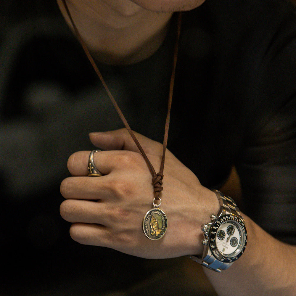 小眾復古懷舊祈禱之手項鍊男士頸脖掛件飾品個性麂皮吊墜