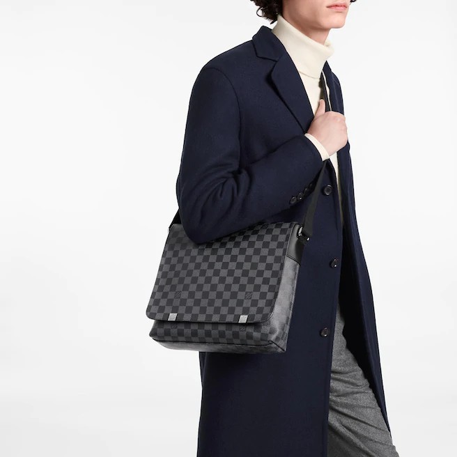 Louis Vuitton（ルイヴィトン）ディストリクト 33cm　メッセンジャーバッグ
