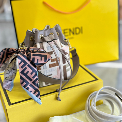 フェンディ FENDI ショルダーバッグ バックパック 両用 レディース