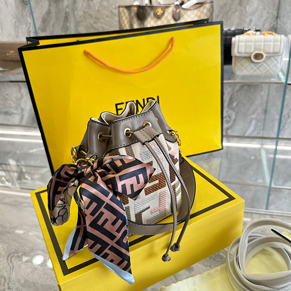 フェンディ FENDI ショルダーバッグ バックパック 両用 レディース