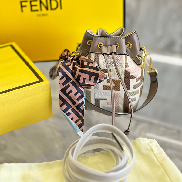 フェンディ FENDI ショルダーバッグ バックパック 両用 レディース