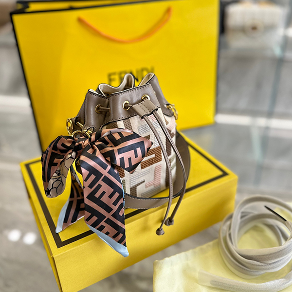フェンディ FENDI ショルダーバッグ バックパック 両用 レディース