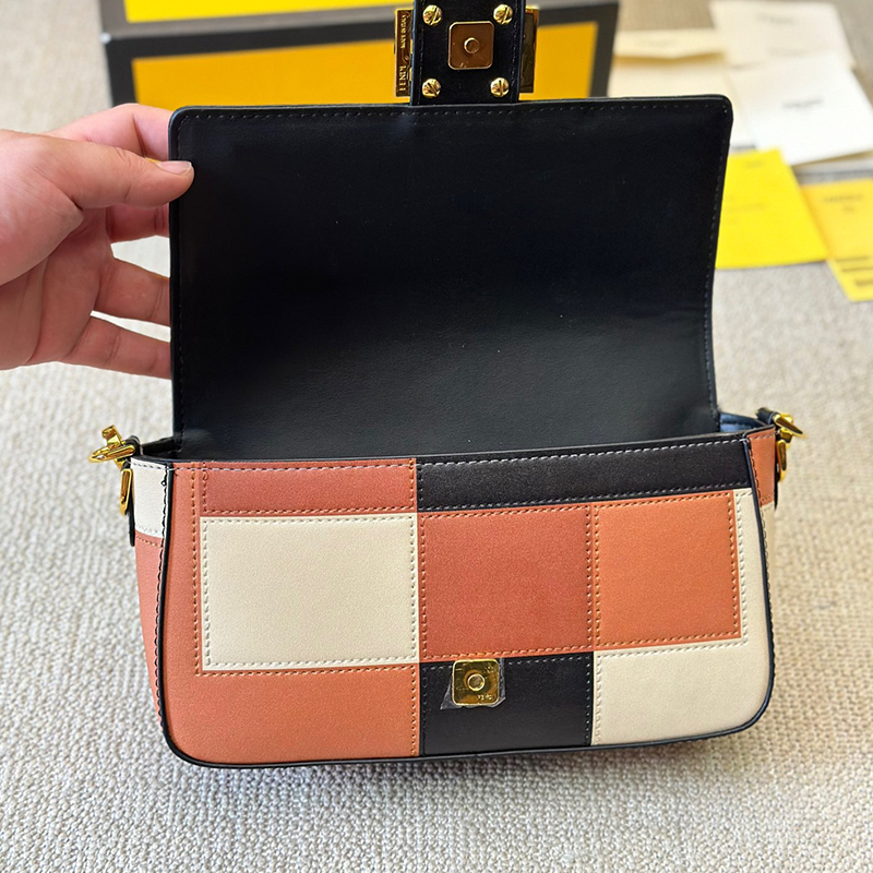 フェンディ FENDI ショルダーバッグ 2色 レディース