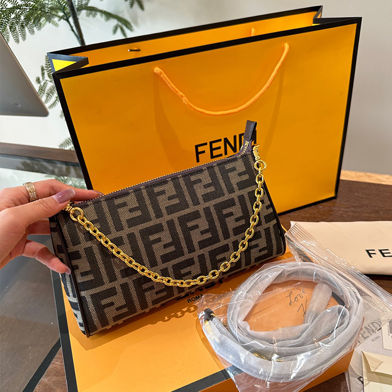 FENDI フェンディ FFファブリック チェーン付き クラッチバッグ レディース