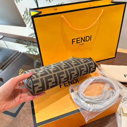 FENDI フェンディ FFファブリック チェーン付き クラッチバッグ レディース