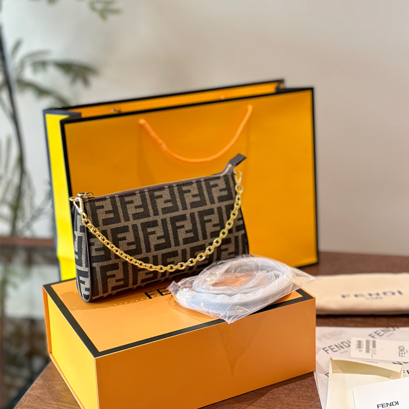 FENDI フェンディ FFファブリック チェーン付き クラッチバッグ レディース