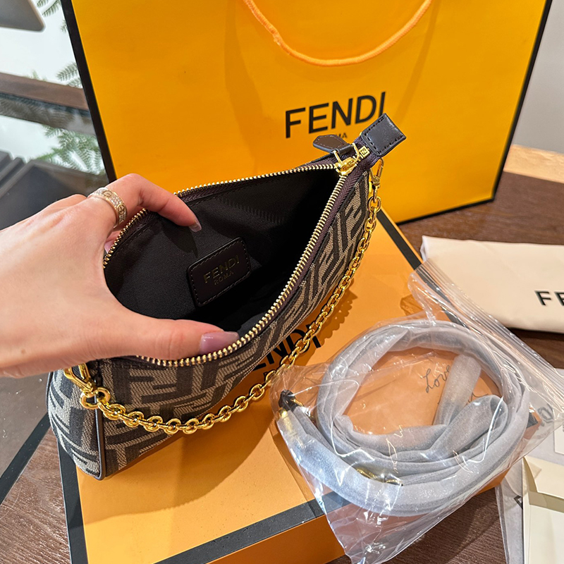 FENDI フェンディ FFファブリック チェーン付き クラッチバッグ レディース