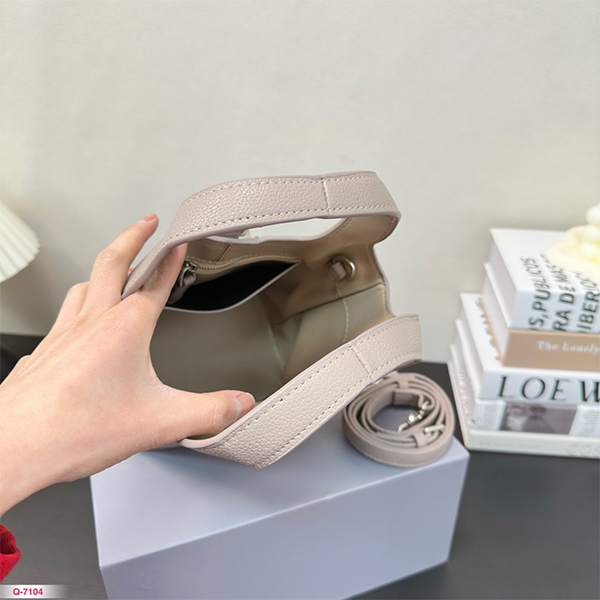 Balenciaga(バレンシアガ) ）Locker hobo ハンドバッグ バケツバッグ レディース