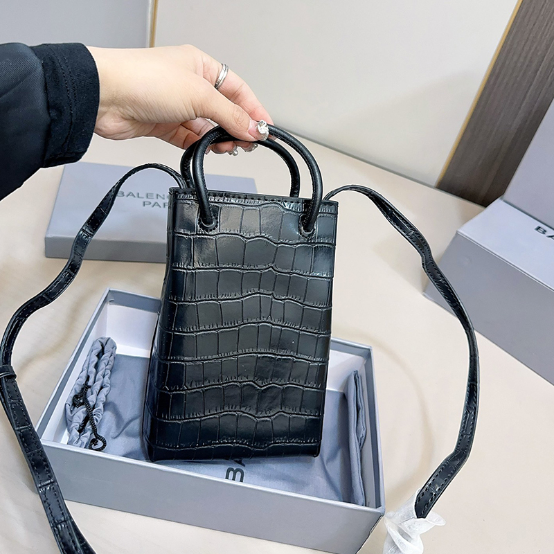 Balenciaga(バレンシアガ)  携帯 ポーチ スマホポーチ ミニバッグ レディース