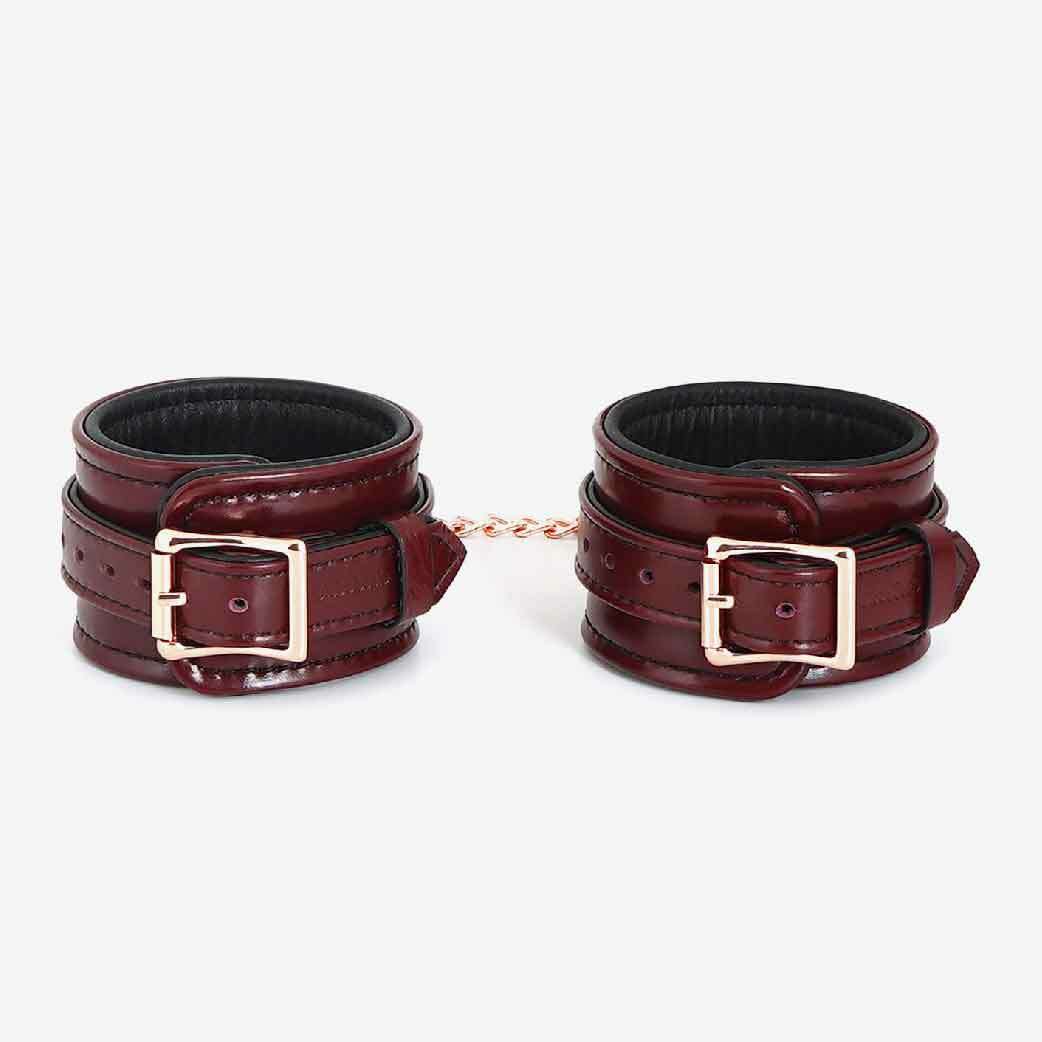 高級 BDSM 皮革腳扣，酒紅色牛皮搭配玫瑰金五金，可調節 21-31cm，附 24.5cm 鍊條，增添情趣樂趣。