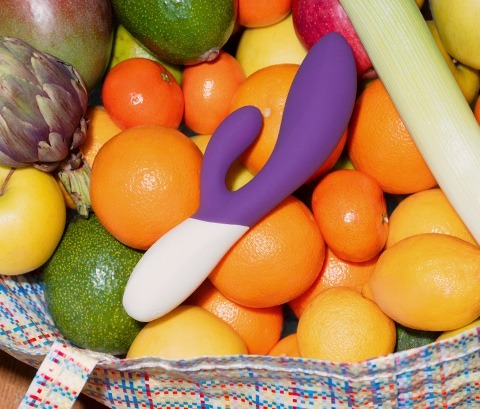 LELO Ina Wave 2 兔耳震動棒，WaveMotion™ 技術，12 種震動模式，30% 增強震動功率，防水 USB 充電設計。