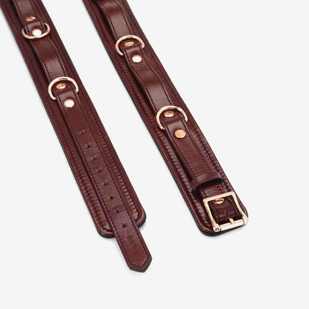 奢華酒紅 BDSM 皮革大腿扣，柔軟牛皮內襯，玫瑰金五金細節，調整設計確保緊密貼合，提升束縛快感。