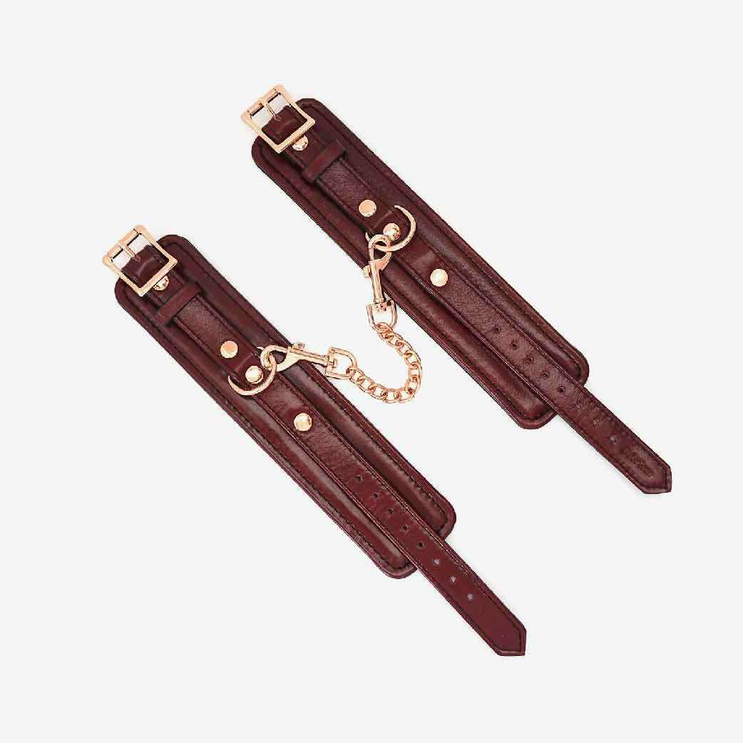 Liebe Seele 酒紅色皮革手銬，奢華牛皮與羊皮內襯，適合長時間佩戴的高級BDSM配件。