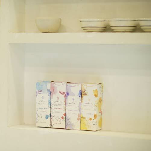 APS Sillage 白麝香乳液，天然燕麥仁提取物，快速吸收，延緩老化，保持肌膚水潤。

APS Sillage 費洛蒙身體乳液，適合所有膚質，滋養保濕，帶來清新舒適的白麝香香氣。