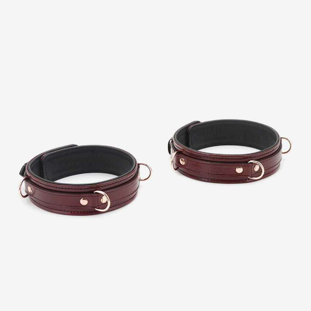 高級 BDSM 皮革大腿扣，酒紅色牛皮搭配玫瑰金配件，8-13 段調節設計，適合 S/L 尺寸，增添情趣玩法。