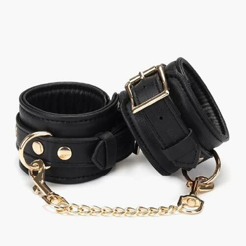 Liebe Seele Dark Secret 黑色皮革手銬，搭配金色鏈條，適合BDSM愛好者的奢華束縛配件。