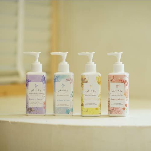 APS Sillage 白麝香身體乳液，含甘油與透明質酸鈉，改善乾燥，減少細紋，適合各種膚質。

APS Sillage 費洛蒙乳液，150ML，白麝香香氣，深層修護，提升肌膚光澤與柔嫩感。