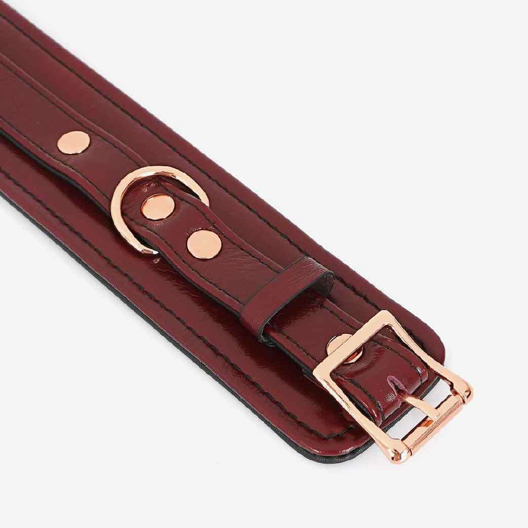 Liebe Seele 皮革手銬，酒紅色與玫瑰金設計，柔軟內襯提供舒適佩戴感，適合BDSM愛好者。