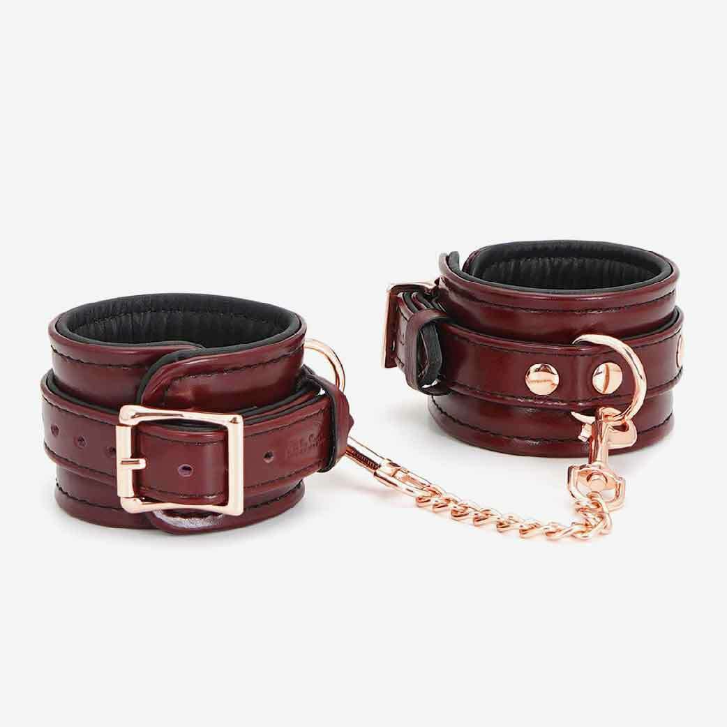 Liebe Seele 酒紅色皮革手銬，優質牛皮與玫瑰金金屬設計，舒適羊皮內襯，適合BDSM使用。